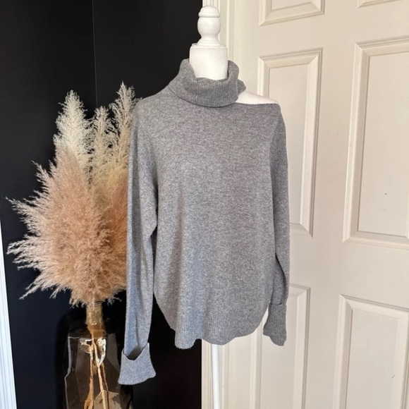 PAIGE Women's Raundi Grey Turtleneck Cold Shoulder Sweater 
size Medium - Picture 9 of 12